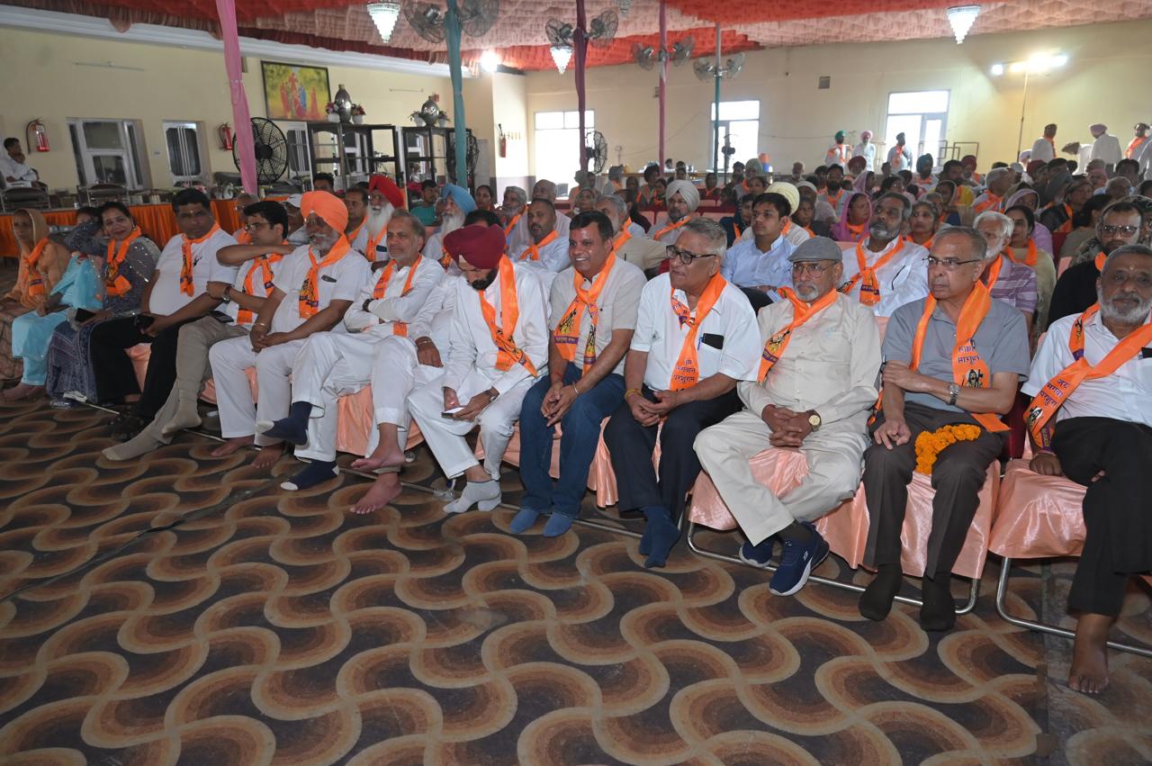 भगवान श्री परशुराम जी जन्मोत्सव ग्रीन व्यू पैलेस भादसो रोड पटियाला में चैयरमैन डाँ. बी एल, भारद्वाज जी की अध्यक्षता में बड़ी धूमधाम से मनाया गया।